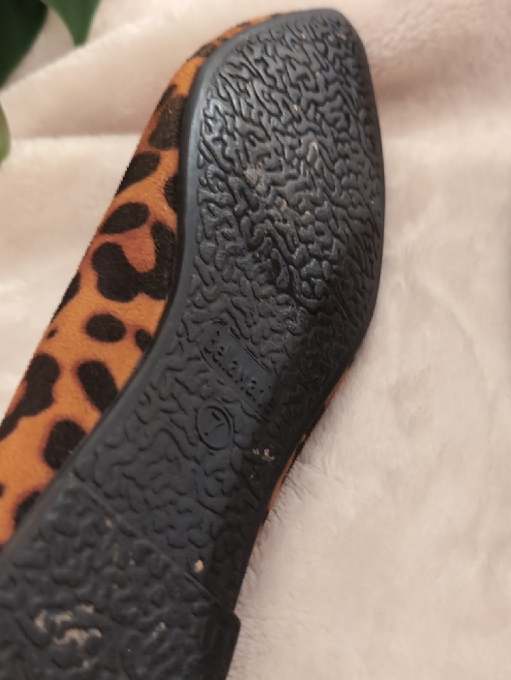 Leopard Print Pointed Toe Flats - Women's Size 7 - Picture 10 of 11